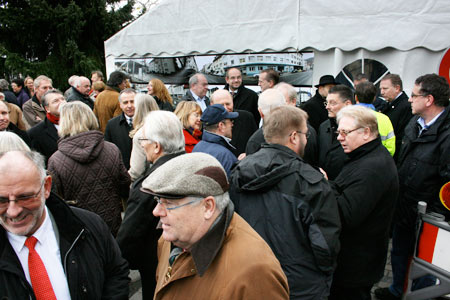 Besucher vor dem Zelt